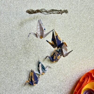 Les mini-mobiles sont composés d'un cercle en fil de fer sur lequel pendent six fil de nylon avec des grues en origami en alternant les couleurs blanc et bleu.