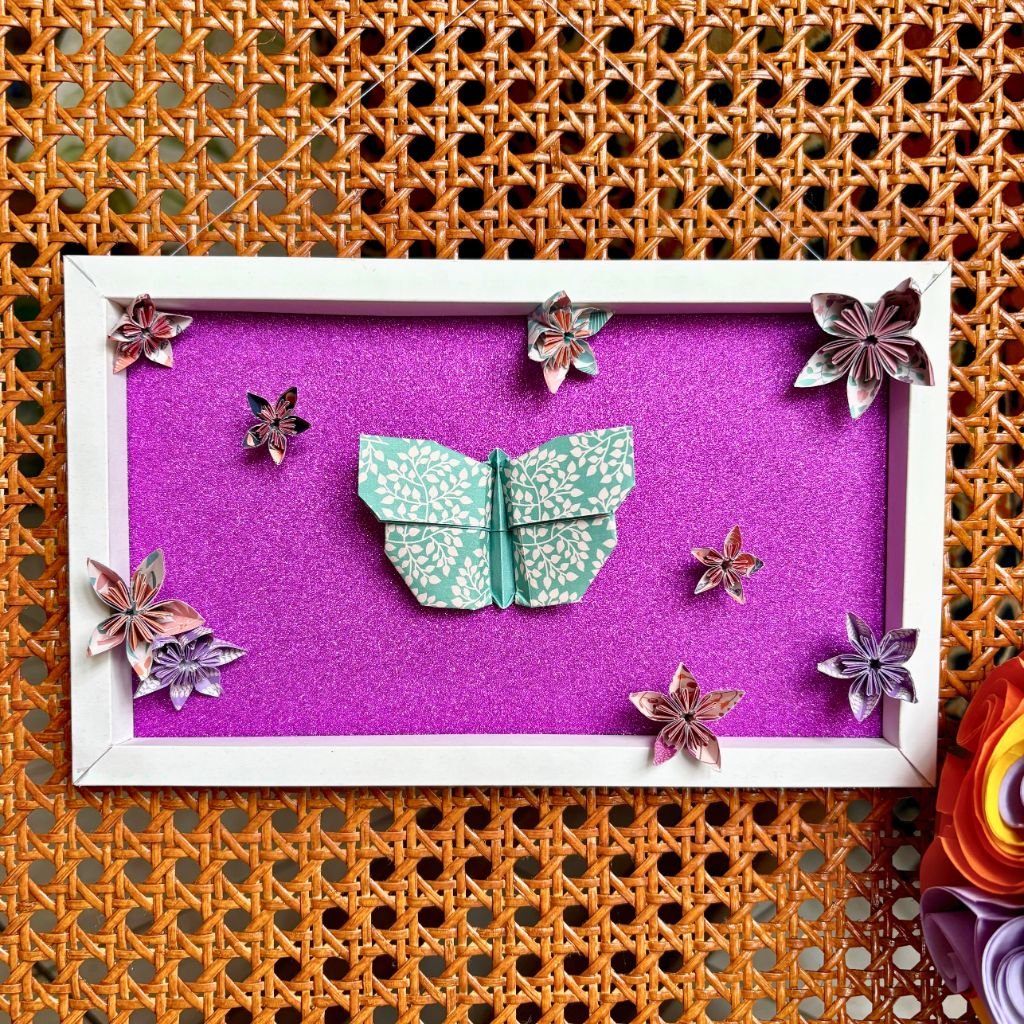 Un cadre rectangle plié à la main, de couleur blanc et rose fuchsia brillant. A l