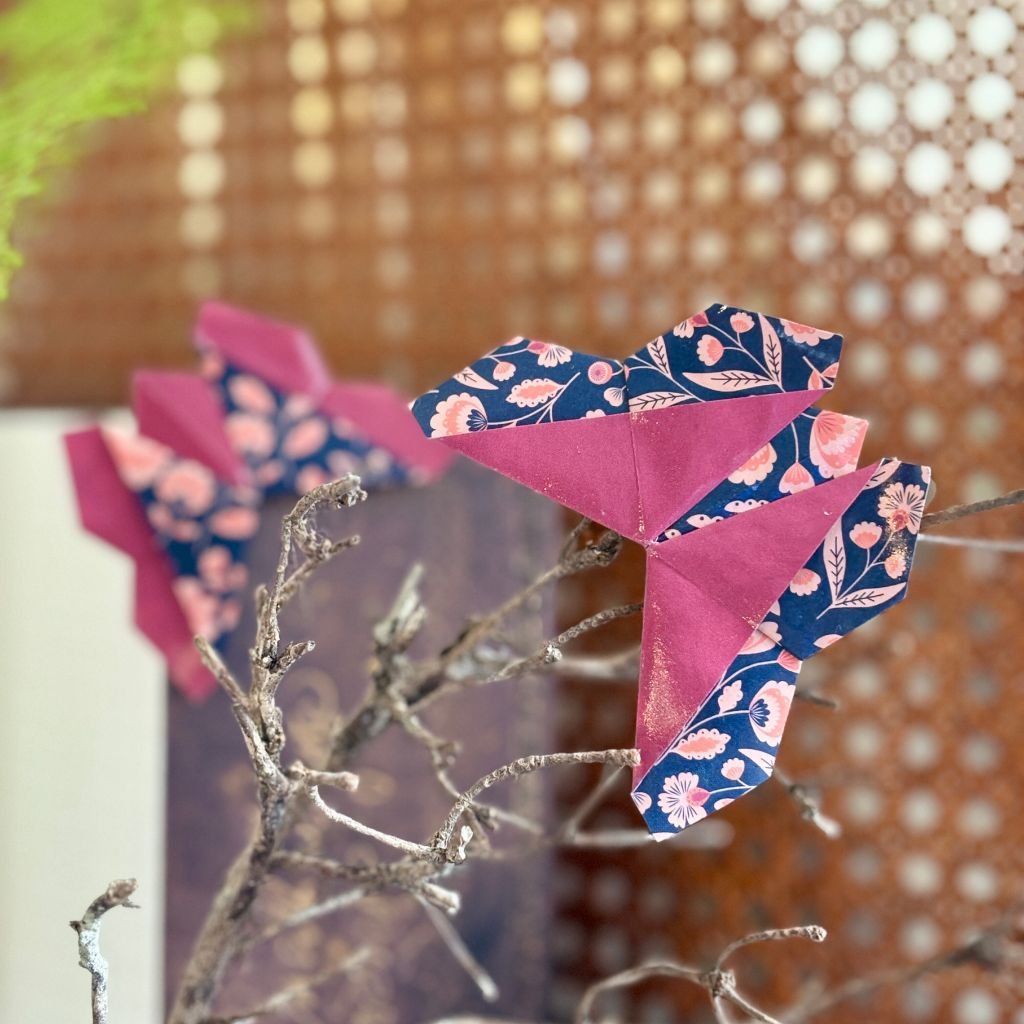 Deux marques pages en forme de papillons, qui se posent dans l