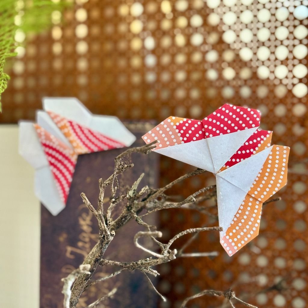 Deux marques pages en forme de papillons, qui se posent dans l