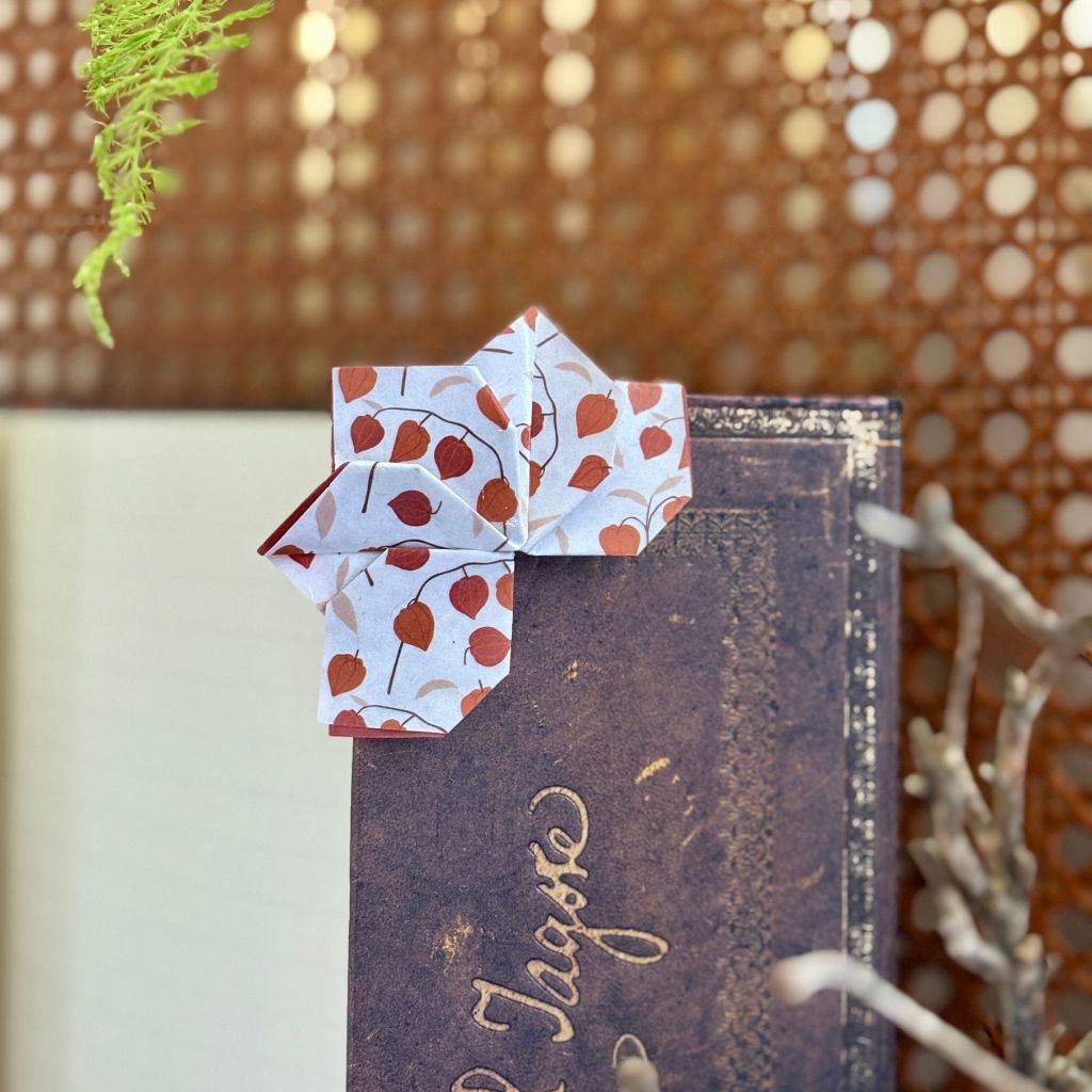 Un marque page en forme de lotus qui se pose dans l