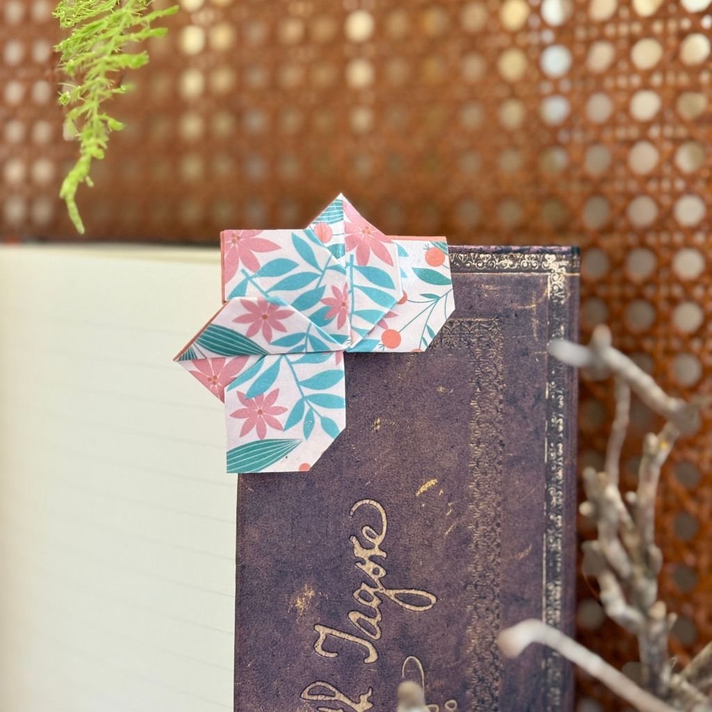 Un marque page en forme de lotus qui se pose dans l